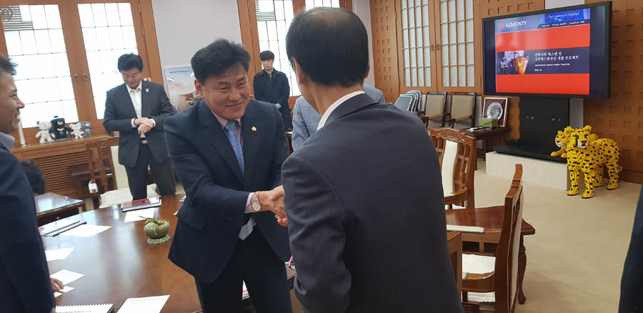 Gouverneur Choi und County Congressman Kim